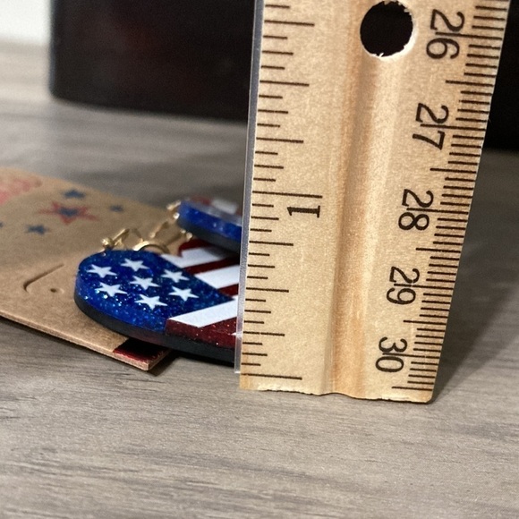 AMERICAN FLAG  HEARTS DANGLE GLITTERY ACRYLIC EARRINGS - Picture 9 of 10